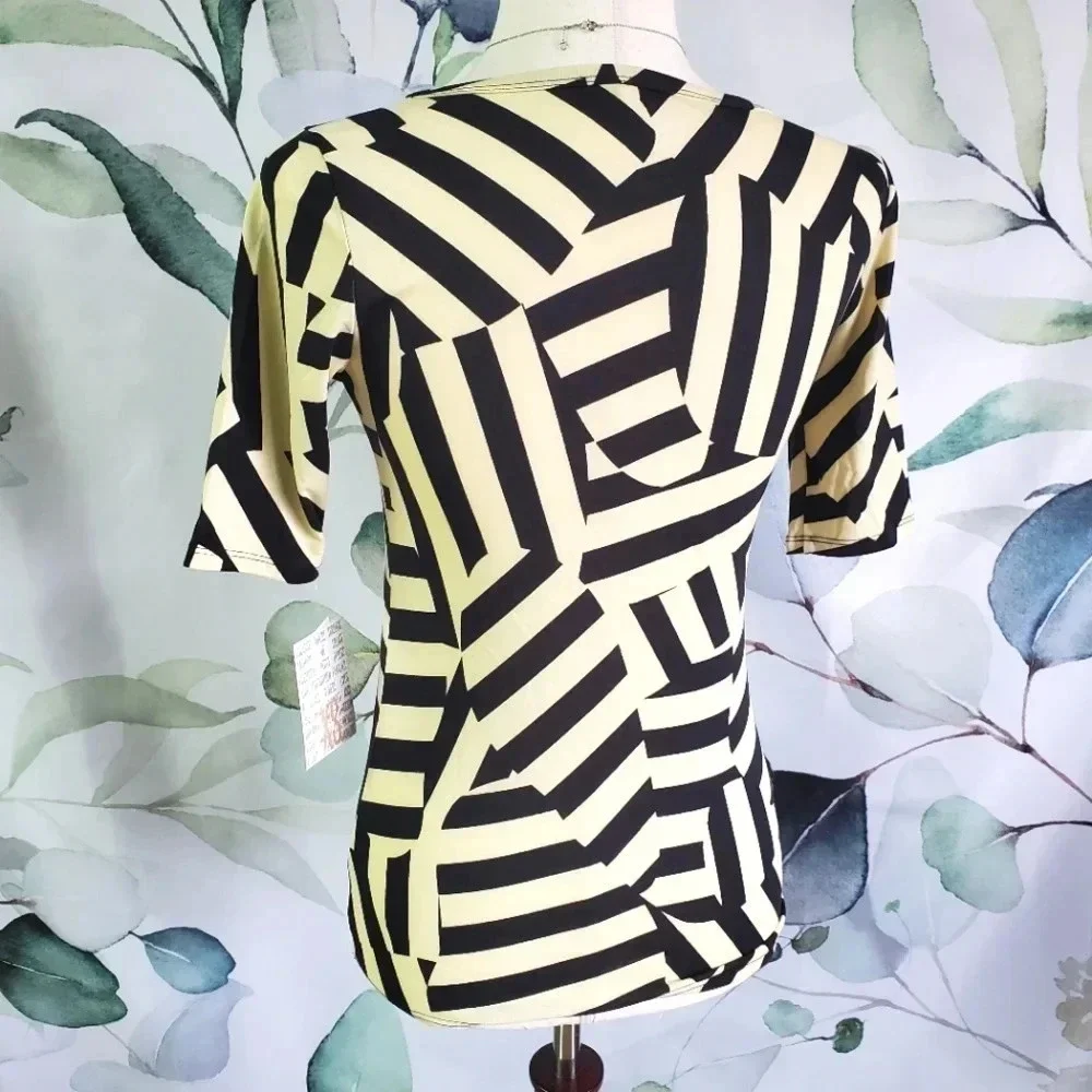 LULAROE | Gigi Fitted Top in Cream Geo sz XS